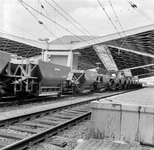 856399 Gezicht op de perronkap van het nieuwe N.S.-station Tilburg te Tilburg, tijdens doorkomst van een ballasttrein.